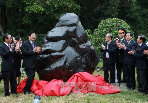 លោកប្រធានរដ្ឋសភាវៀតណាម Nguyen Sinh Hung ចូលរួមពិធីជូនថ្ម ប្រណីតដើម្បីជួសជុលកែលំអរ ប្រាំងដំកលសព